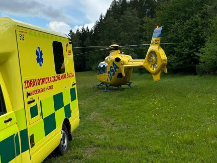 U Vimperka zemřel motorkář. Záchranáři ho marně oživovali desítky minut