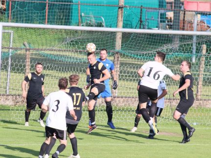 Fotbalisté v okresních soutěžích mají po sezoně. V přeboru po vypjaté bitvě slaví záchranu Vlastiboř