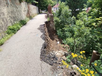 Rekonstrukce stezky ve Fialkové ulici v Krumlově se protáhne kvůli nutné přeložce vodovodu