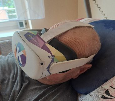Senioři v G-centru se vydávají za zážitky pomocí 3D brýlí
