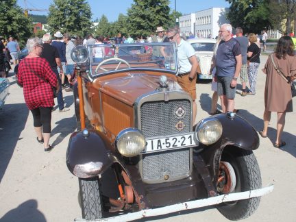 Unikát! Po Kamenném mostě v Písku projely veterány