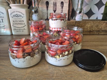 DOBROTY: Jogurtové skleničky se skořicí, müsli a čerstvými jahodami