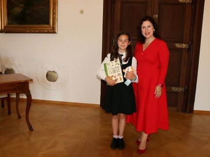 Jedenáctiletá dívka pomohla spolužákovi, pod kterým se prolomil led. Poděkovala jí primátorka