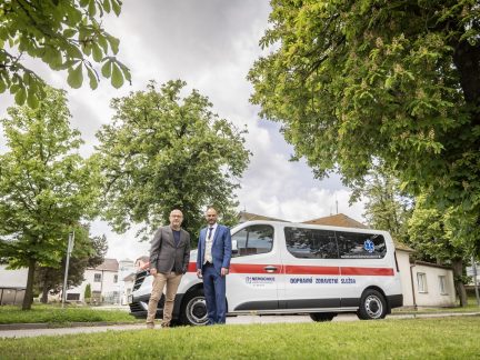 Pacienty jindřichohradecké nemocnice vozí nový sanitní vůz