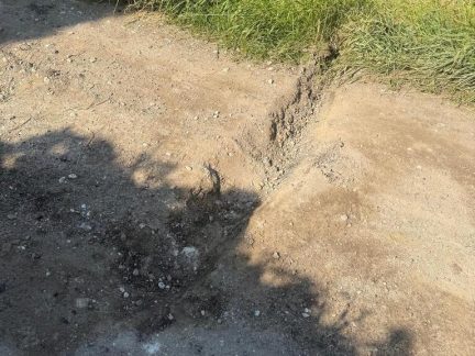 Chatovou oblastí ve Strakonicích jezdí moc rychle auta, usoudil muž a vykopal strouhu přes cestu