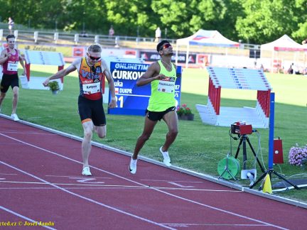VIDEA: Swietelsky Velká cena Tábora přilákala zahraniční konkurenci. Táborská běžkyně Manuel uspořádala autogramiádu