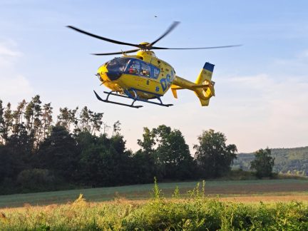 V Mostcích na Kaplicku našli muže v bezvědomí vedle elektrokoloběžky