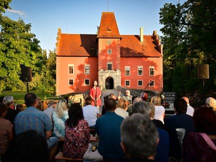 U Červené Lhoty zpíval hity Honzy Nedvěda syn s manželkou. Jihočeskou notu dodali Bonsai č. 3