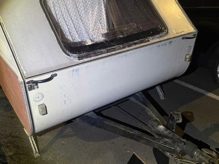 Divoká noc v Táboře: Narkoman rozbíjel na ulici lahve, recidivisté se vloupali do karavanu
