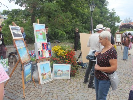 Prácheňská umělecká beseda se setkala s veřejností u Kamenného mostu v Písku