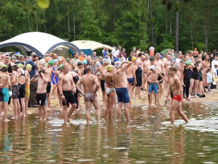 Plavci bojovali o body i hrníčky. Veselí hostilo 24. ročník Veselské hodinovky