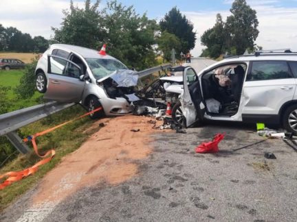 Tragická nehoda na Jindřichohradecku. Jeden muž zemřel, tři lidé se těžce zranili
