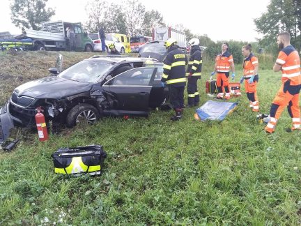 AKTUALIZOVÁNO: U Strakonic se střetla tři auta. Jednoho muže transportovali záchranáři do nemocnice