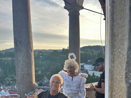 Provazochodec přenesl při Vltavské štafetě kapsli s vodou mezi hlavními věžemi Českého Krumlova