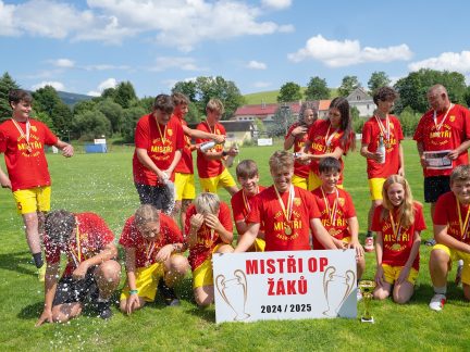 Chvalšiny převzaly pohár za mistrovskou sezonu. Starší žáci ovládli okresní přebor Krumlovska