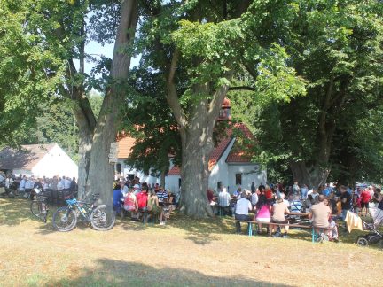 Pouť u kostelíka svaté Rozálie opět lákala