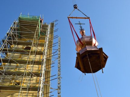 Po pěti letech se na kostelní věž v Ledenicích vrátil kříž a schránky s pamětními dokumenty