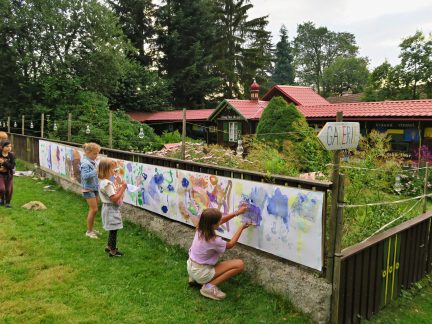 Festival na dvorečku včelína v Krušlově nabídne hudbu, řezby a medové dobroty