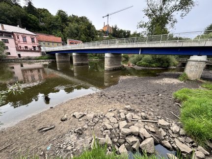 V táborských Čelkovicích klesla Lužnice. Lidé se snaží zachraňovat škeble