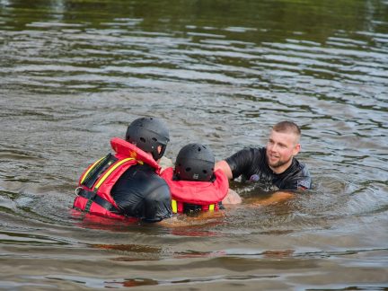 Strážníci českobudějovické městské policie absolvují výcvik vodní záchrany
