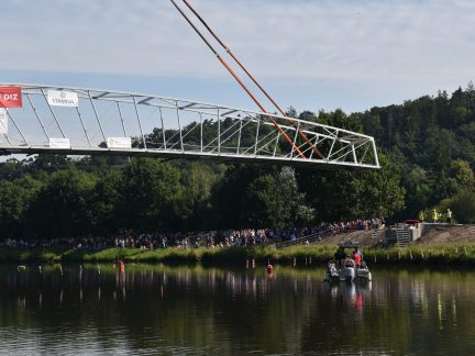 Usazování lávky přes Vltavu největším jeřábem republiky si nenechaly ujít stovky diváků