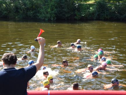Budějovický závod Mezi mosty se jako jediný v ČR plave v řece. V Malši závodilo téměř sto plavců