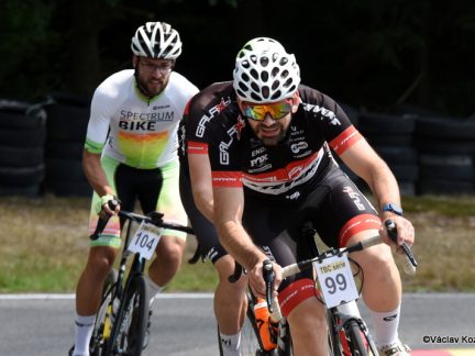 VIDEA: Krásný zvuk motorů vystřídalo na Hradišti šustění galusek