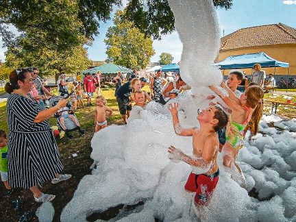 Třebkov zažil rekordní dětský den i večer plný hudby a ohně