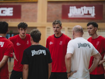 Jihostroj zahájil přípravu bez reprezentantů. Čeká ho i test na Kanárských ostrovech