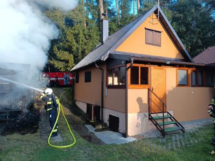 Požár kůlny, stroje, odpadu i strniště. Hasiči vyjížděli ve středu k zásahům napříč krajem