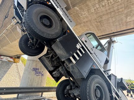 Na dálnici D3 se zasekl jeřáb se zvednutým ramenem do konstrukce mostu