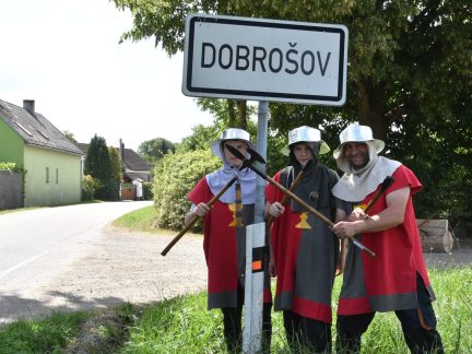 V Dobrošově se objevili husité i pohádkové postavy. Pohádkový les si děti užily