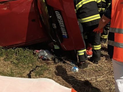 AKTUALIZOVÁNO: Při nehodě u Nové Vsi u Chýnova se zranili čtyři lidé