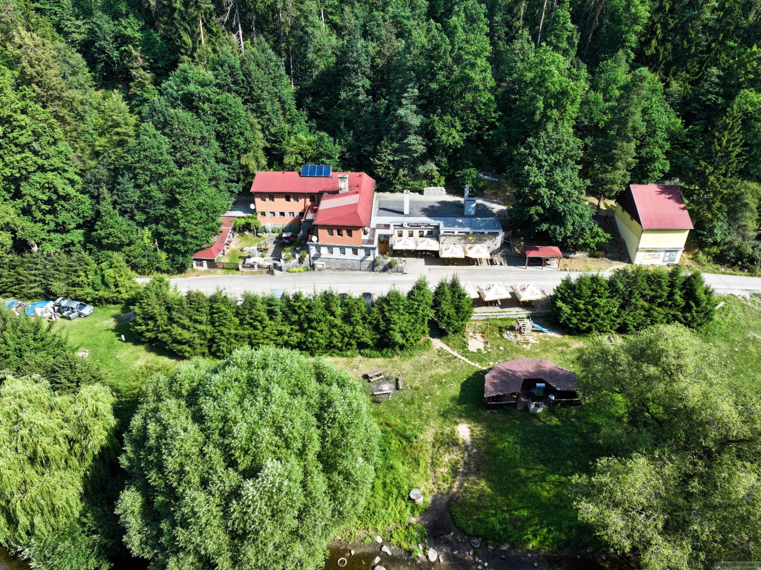 Prodej lesní a výletní restaurace Harrachovky v údolí Lužnice u Tábora, tábořiště a penzion.-1