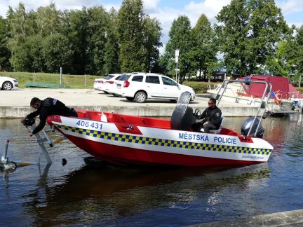 Poříční služba českobudějovické městské policie zachraňovala na vodě život muže