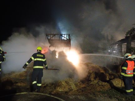 Z areálu bývalého JZD v Malenicích se valil černý dým. U požáru hasiči zasahovali celou noc