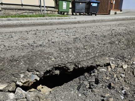 Část Zeyerovy ulice v Písku bude uzavřena déle kvůli skrytým kavernám