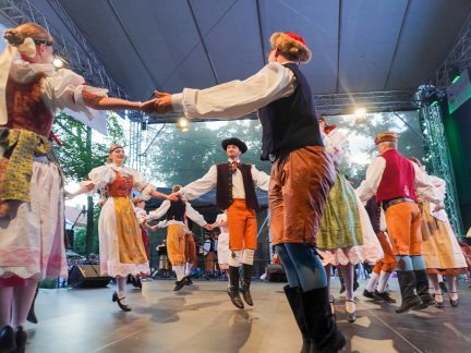 Pátek v Palackého sadech patřil oslavám výročí folklorního festivalu i souboru Písečan