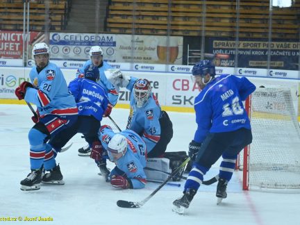 VIDEO: Kohouti odstartovali C-Energy Cup přesvědčivým výkonem. Základ výhře položili už v první třetině