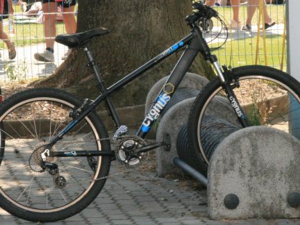 Hledá se majitel kola. Zloděj na něm přijel k budějovickému bazénu a ukradl jiné