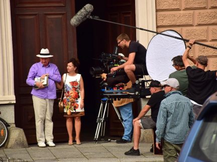 Houpačky v Blatné. Režisér Sláma natáčí v jihočeském městě nový film