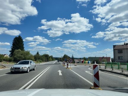 Začala rekonstrukce tahu I/3 od táborského Tesca k hotelu Elzet. Řidiči si stěžují na nedostatečné dopravní značení