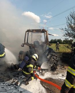 Na Jindřichohradecku shořel traktor. Zůstala jen žací lišta