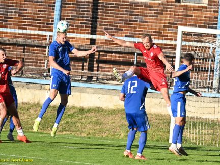 VIDEO: Rezerva Táborska vybojovala proti Petřínu těsné vítězství. Jedinou branku zápasu vstřelil hned v úvodu Mach