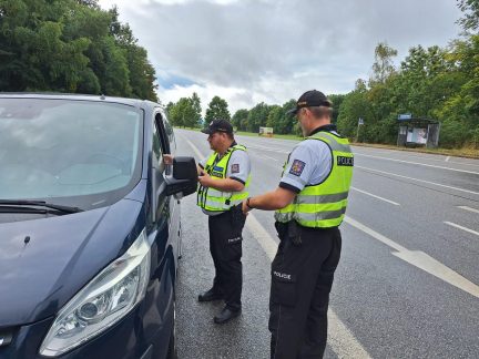 Rychlá jízda i alkohol. Policejní akce o posledním prázdninovém víkendu odhalila stovky prohřešků