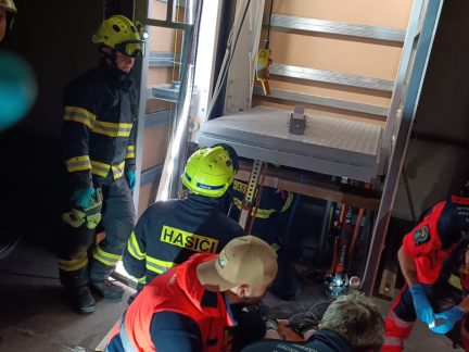AKTUALIZOVÁNO: V pivovaru v Jindřichově Hradci spadl na mladého muže výtah. Utrpěl vážná zranění