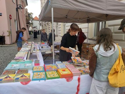 Historické centrum Tábora žije knižním festivalem Tabook. Knižní trh, výstavy, koncerty a debaty trvají do neděle