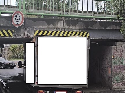 Pod viadukt u Jitexu v Písku se všechna auta nevejdou. Přesvědčilo se o tom už deset řidičů