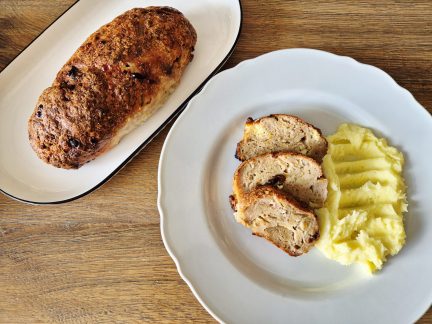 DOBROTY: Kuřecí sekaná s balkánským sýrem a sušenými rajčaty