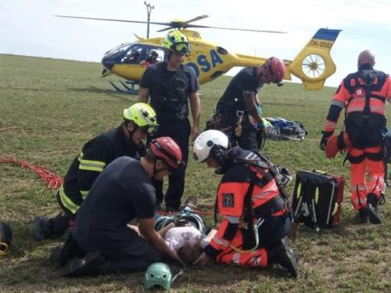 Na ferratě u Hodonic zkolabovala mladá lezkyně. Zachraňovali ji hasiči se záchranáři